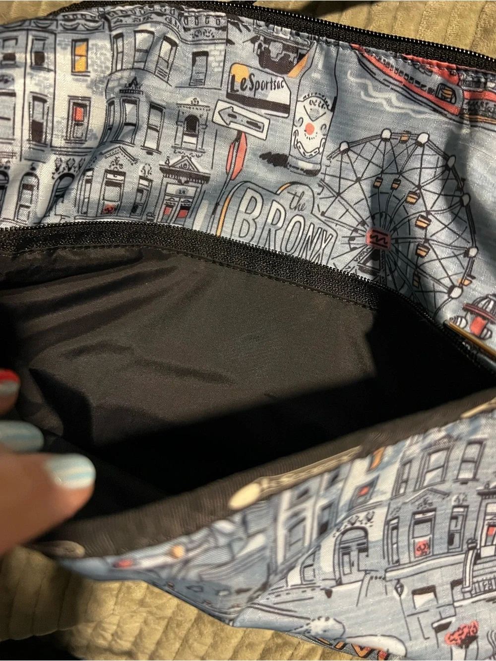 Lesportsac Women’s Messenger crossbody bag in Gray with Black Strap